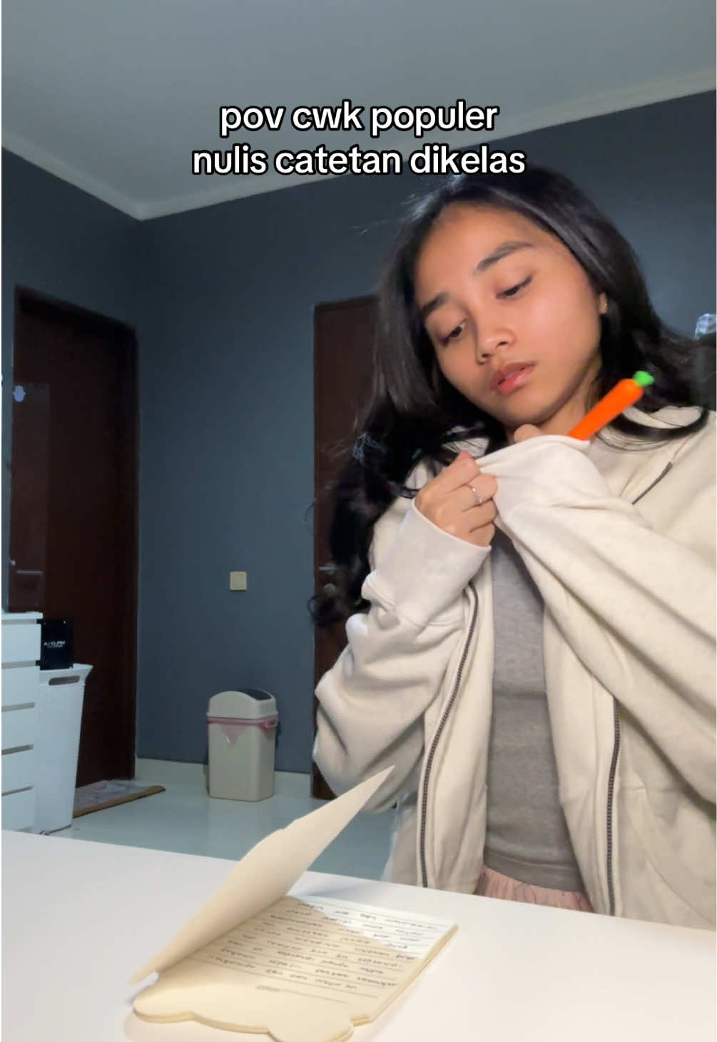 tangannya harus ketutupan jaket + buku miring 90 derajat