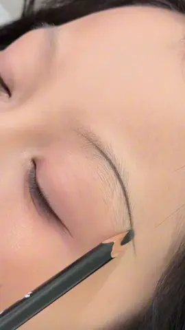 Vẽ thử đường con trăng non cho chân mày sợi 