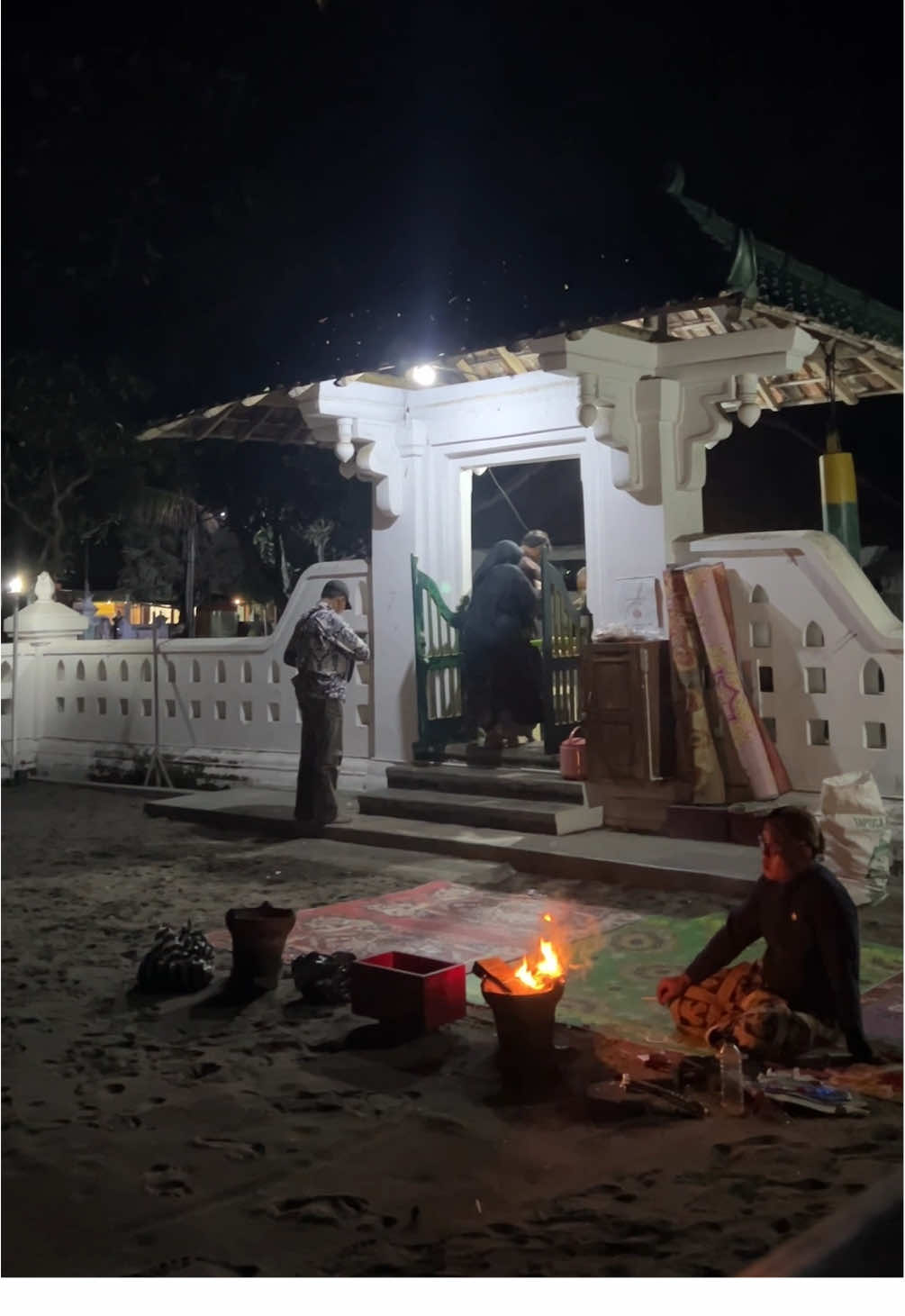 cepuri parangkusumo  malam jum'at kliwon #cepuriparangkusumo #jumat #jumatkliwon #parangkusumo #ziarah #adat #kejawen #jogja #jogja24jam #yogyakarta #pantaiselatan #malam 