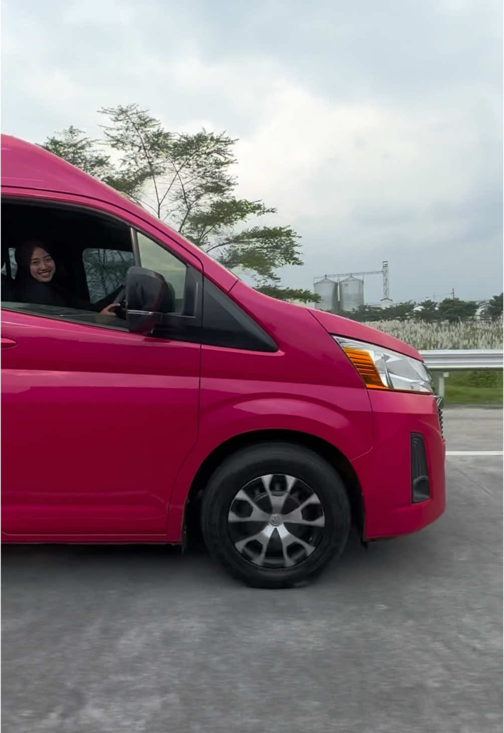 Tapi cantik kan warnanya? 😜💅  Kalo ke Malang request unit ini aja! #sewahiacemalang #hiacemalang #hiacejawatimur #hiaceindonesia #hiacepink #fyp 