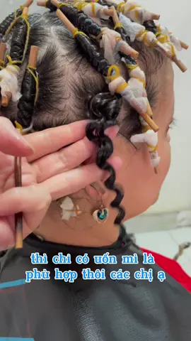 Uốn mì sát chân cứu cánh tóc mỏng #uonxoanmi #uonxoansatchan #uonhippie #salondongphuong ##uontocsaigon