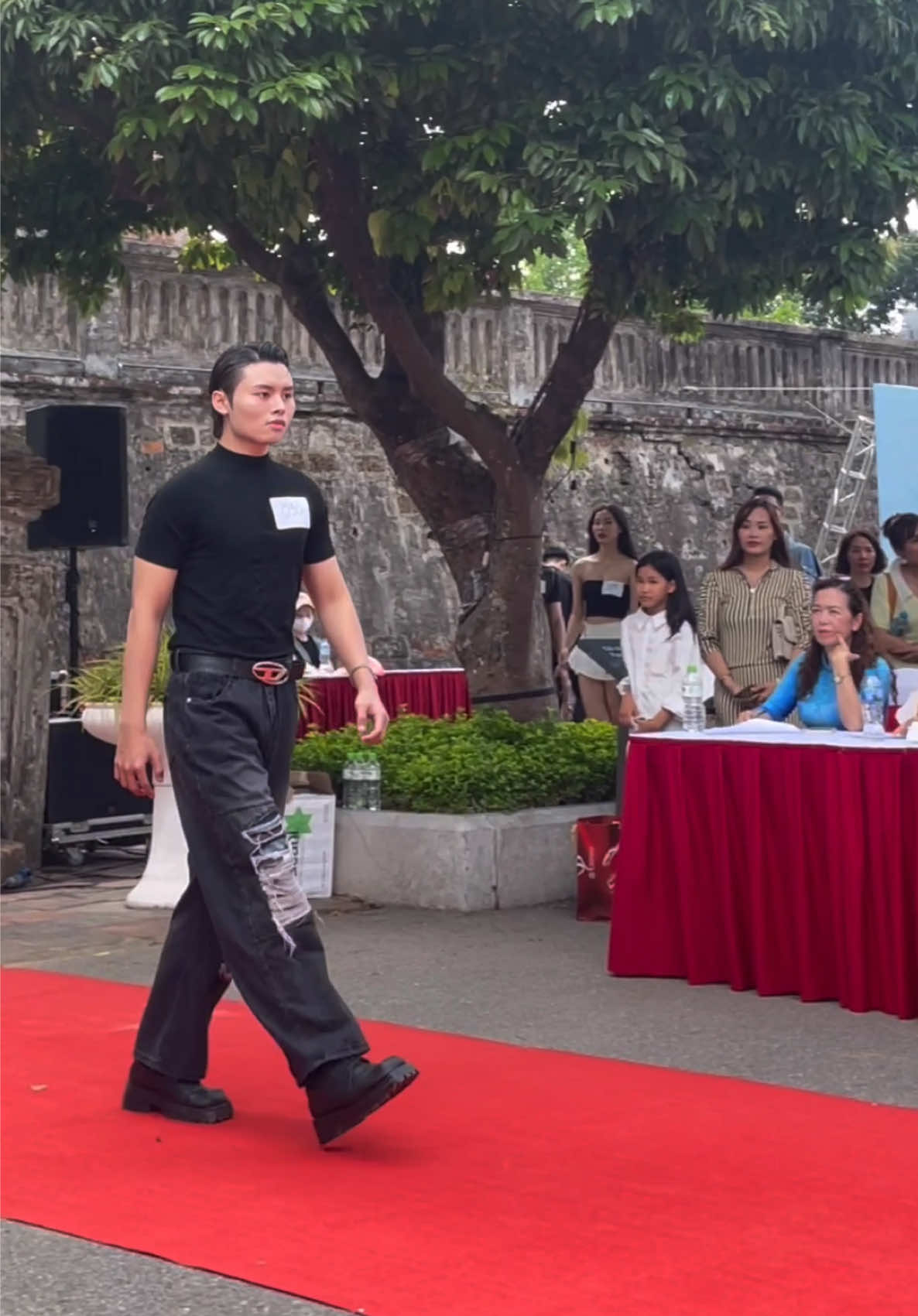 Lần đầu walk trên bậc thang#catwalk #catwalkmodel #malemodel #malemodeltrending #Runway #casting #viralvideo #viraltiktok #xuhuongtiktok #xuhuong 