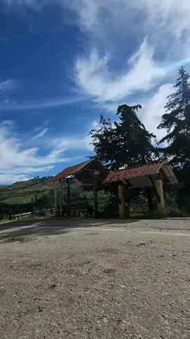 #PASO DE LOS LIBERTADORES De acuerdo  a los  datos antes los españoles y los incas contruyerom un puente de madera. y cuero  Posteriormente en la colonia por el  siglo XVII SE CONTRUYO Ensima del puente antiguo un puente arco de piedra   EN LA GUERRA POR LA  INDEPENDENCIA LOS LIBERTADORES SIMON BOLIVAR  Y EL MARISCAL JOSE ANTONIO DE SUCRE HICIERON USO DEL PUENTE EN SU CAMINO A SUCRE Y LO FORTIFICARON PARA PODER PASAR CON SUS  TROPAS  #PUENTE  EL KURI Y PUENTE DE LOS LIBERTADORES CAMINO A COCHA 