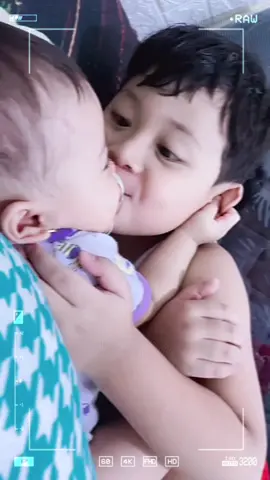 Momen kayak gini yang bikin capek langsung hilang 🥺 Kakak paling ngerti cara nenangin adiknya… #TeamKakakAdik forever 🤍 #f#fypk#kakakadikm#momentsiblingb#babylovea#adikbayik#kakaksayangadikr#reelsanakv#videobayiv#viralvideob#bondingtimekontenbaper #kamara #fyp