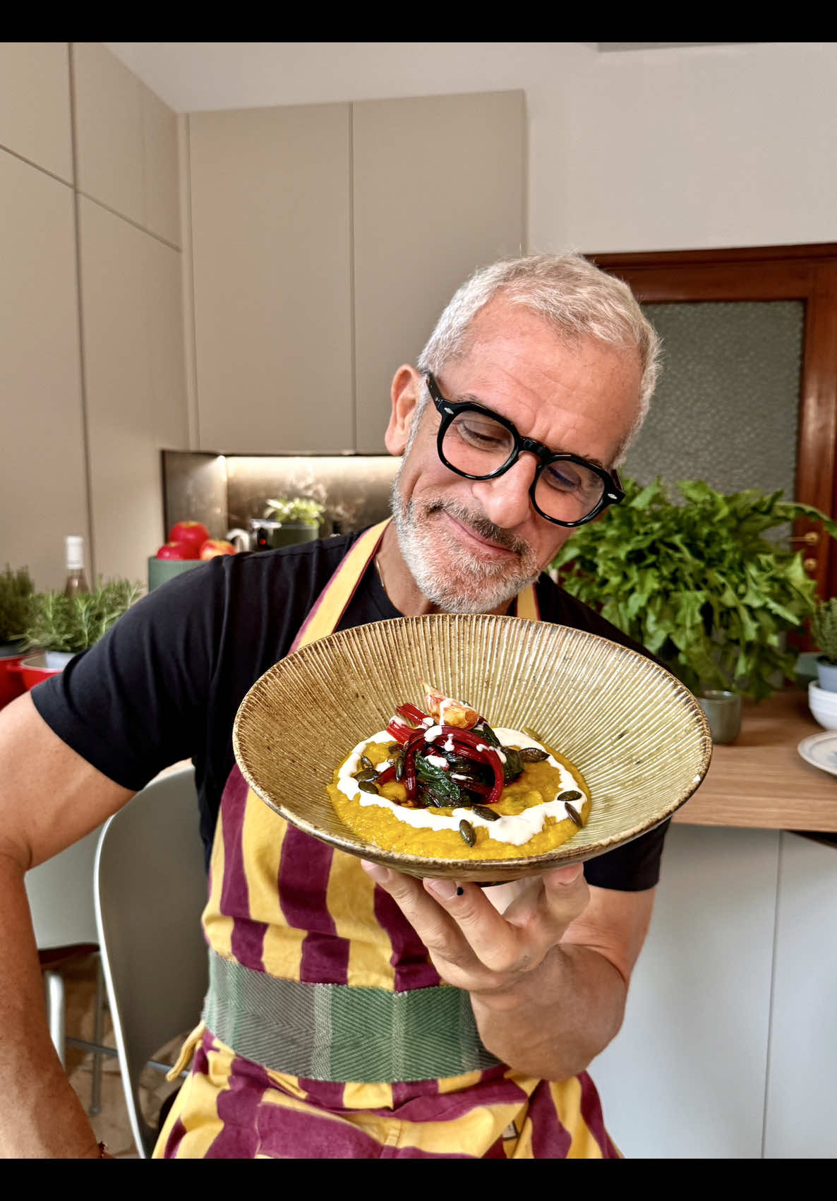 🧑🏼‍🍳 @Chef Max Mariola 🥬 A delightful dish with a trio of stars: pumpkin as the base, paired with chard and a rich, flavorful cream of panna and Taleggio cheese. A plate that’s sure to impress and leave no one disappointed. 😉 This is Crema di Zucca, Bieta e Taleggio. 😋 A dish a day, and every dish tells a story. 🇮🇹 🍽 🥬 Una delizia con un tris di protagonisti: la zucca alla base accompagnata dalla bieta e da una gustosissima crema di panna e taleggio. Un piatto che non vi lascerà delusi. 😉 Questa è la Crema di Zucca, Bieta e Taleggio. 😋 Ogni piatto una storia. Allacciate i grembiuli! 🇮🇹 🍽 🍽 #GirodItalia #ricette | #enitit | #italiait | @Visit Emilia Romagna | @visitmodena 