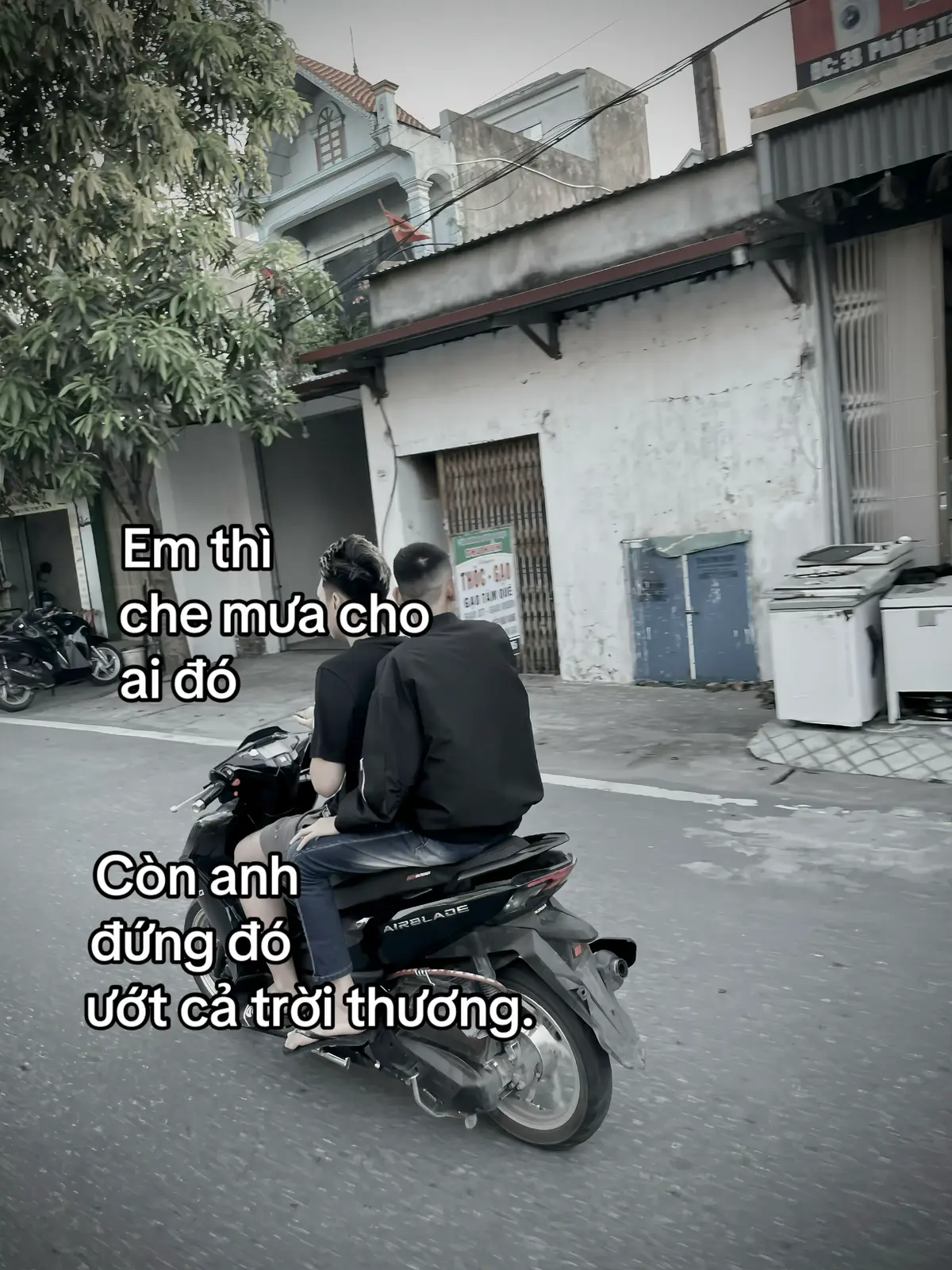 Đợi em cả buổi chiều mưa ông trời cho ướt xối xả #xh #fyp 