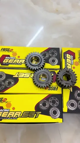 Nhông số đấu Fasstek Racing cho Wave Dream Cặp số 3 22/25T Số 4: 25T Giúp số 3 số 4 dài thâm thẩm để phù hợp với cấu hình mấy mạnh như hiện tại. Sản xuất tại Đài Loan - Xem hình là hiểu chất lượng. Không gào, không hú, không nhâm số nha. Chất lượng luôn đặt lên hàng đầu ! Hàng có sẵn nhé ! #fasstekracing #fassteam
