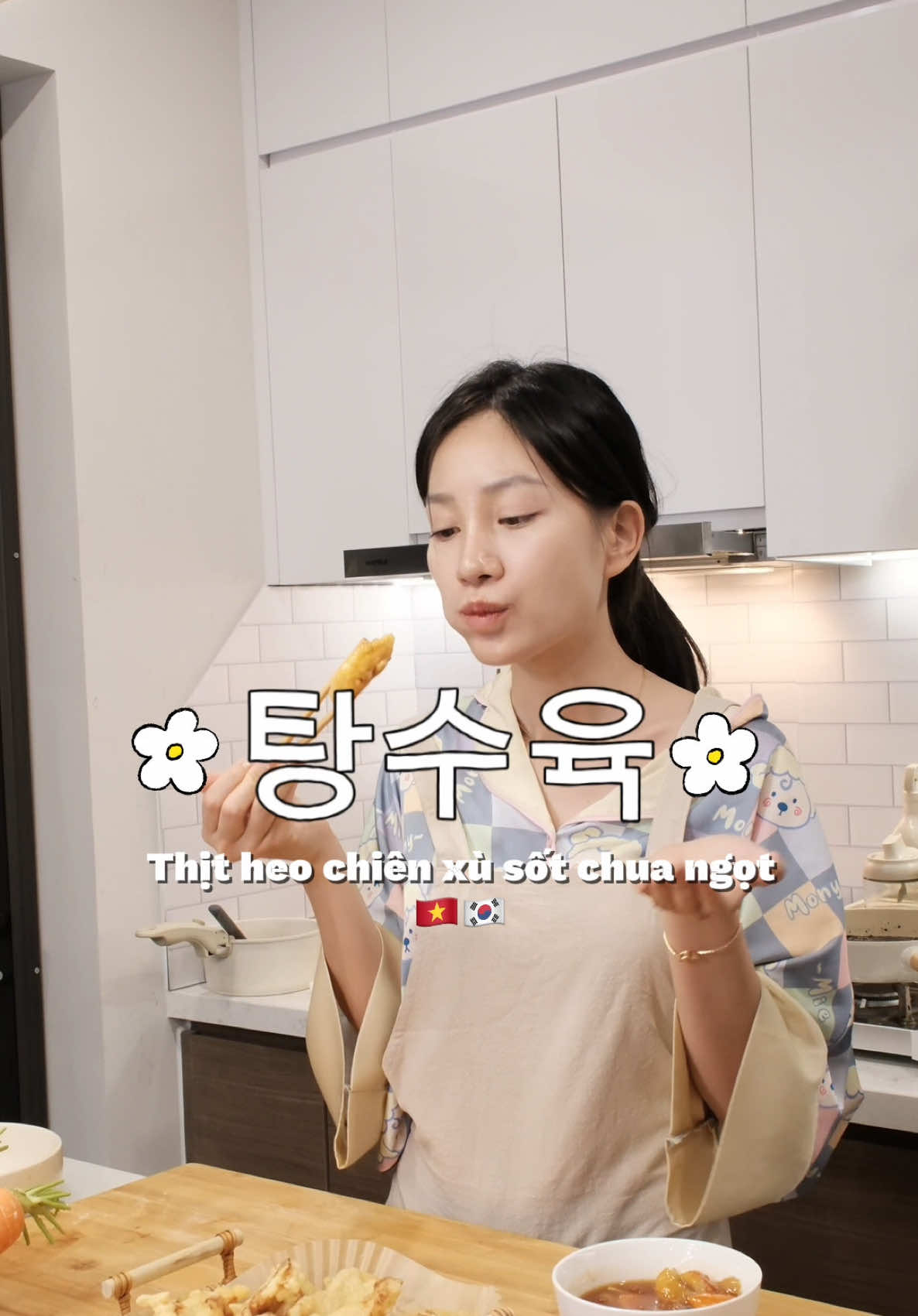 Trả lời @Mộtchútđángiu🌼 xin lỗi các bà. Nay tui mới có thời gian edit cái video này 😆. Trả bài món thịt heo chiên xù sốt chua ngọt nha #Giadinhwoosong #giadinhviethan🇻🇳🇰🇷 