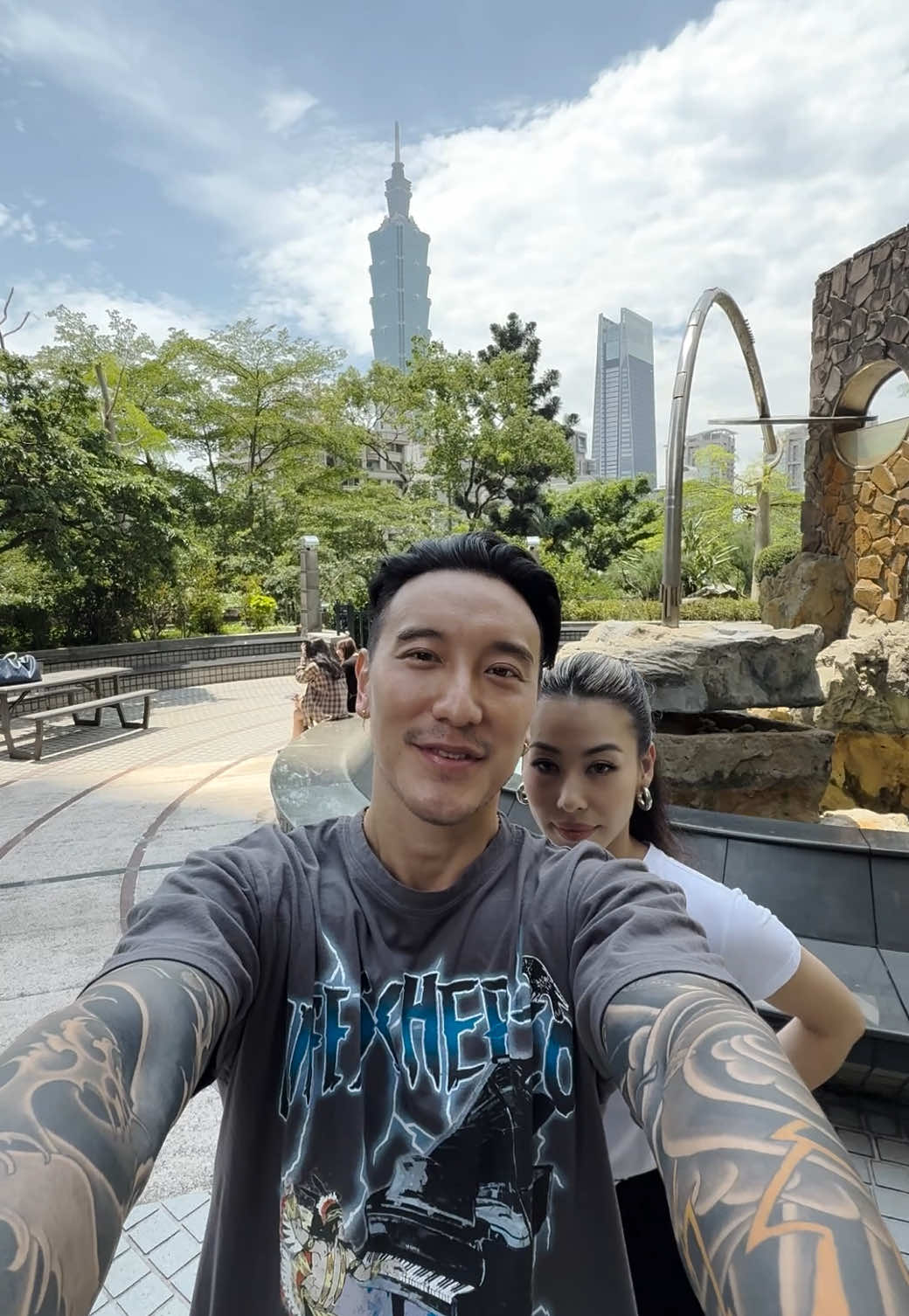 我老婆真浪漫 🤣 本來想要拍一隻放閃的520影片  So Romantic 💘