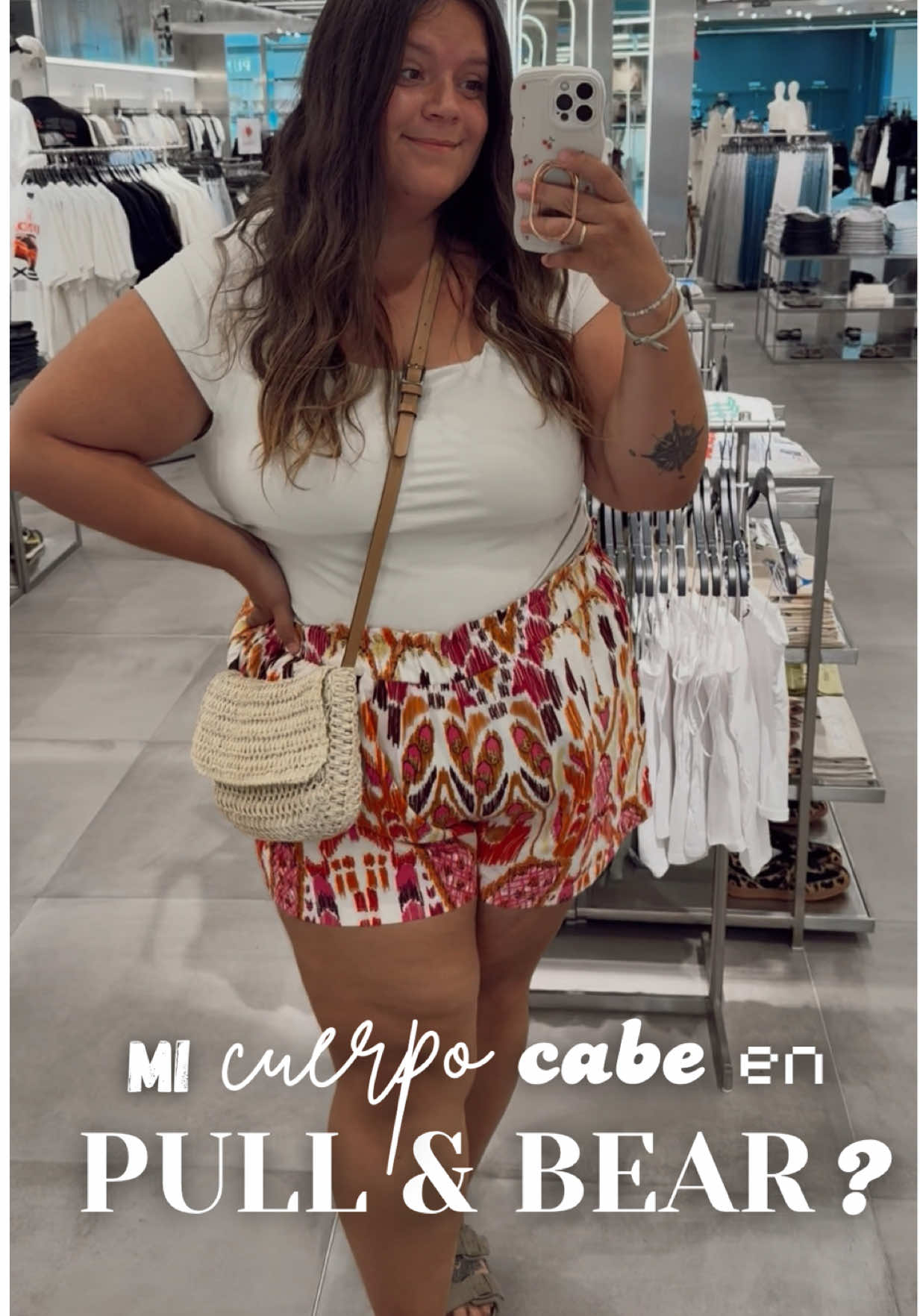 Mi cuerpo cabe en pull&bear? Vamos a comprobarlo 🧐 Por fin volvemos con esta serie de videos que tanto nos gusta, y es que seguimos buscando prendas que ponernos en tiendas que podemos encontrar en cualquier centro comercial, tarea complicada para las mujeres de talla grande pero que debería ser accesible para todo tipo de cuerpos.  Hoy es el turno de pull, que es una de mis tiendas favoritas y de las que más me gustaría poder vestirme. Además, creo que de Inditex es la que tiene cortes más oversize en algunas de sus prendas por lo que a veces se hace más sencillo encontrar alguna XL que dé más talla.  El problema es que en esta ocasión, las XL eran prácticamente inexistentes. Podías encontrar XS, S y M de casi todas las prendas pero L y XL en muy muy pocas, aunque se pueden pedir por la web.  Qué os parece? Vosotras encontráis algo en Pull? Os leo en los comentarios!  #micuerpocabeen #pullandbear #pull #inditex #tallagrande #plussize #curvy #curve #mujertallagrande #modatallagrande #tallasparatodas #XXL #parati #fyp 
