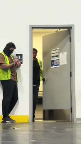 Bueeeeeeenooo manitooooo 🤣🤣🤣  #falling #caida #caidas #caidasgraciosas #trabajo #warehouse #almacen #empleado #broma #bromas #bromaspesadas #prankvideo #prankvideos #fyp #foryour #foryoupage #foryoupage❤️❤️ #para #paratii #parat #p #pourtoi #alofokeradioshowtiktok #santiagomatias #lol 