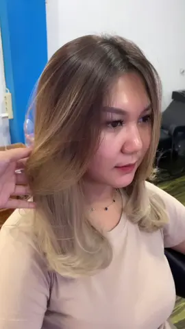 Warrrr , 🔥🔥 Blonde ombre hair  #nurainisalon #fypシ゚viral #magelang24jamfyp #magelang #lewatberandamufypシ゚viraltiktok #salontempuran #fypシ゚viral🖤tiktok #coloring 