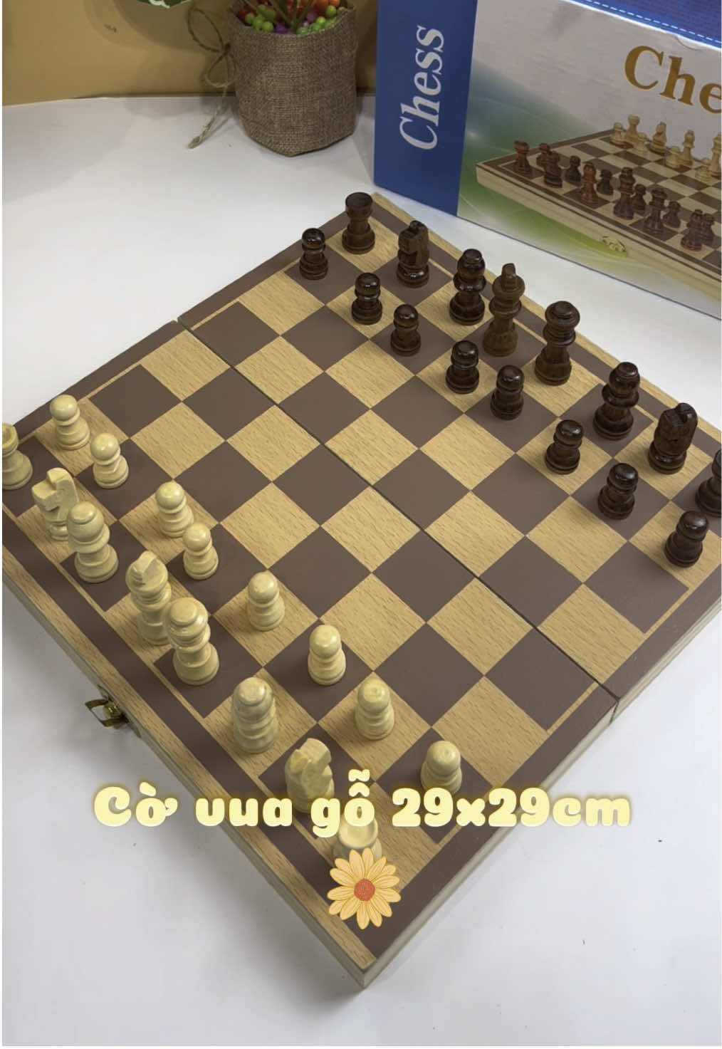 ♟️ Bộ cờ vua gỗ 29x29cm – Cho bé làm quen tư duy chiến lược từ sớm! Chất liệu gỗ chắc tay, bàn cờ gập gọn, tiện mang theo đi chơi hay học nhóm. Không có nam châm nhưng quân cờ vừa vặn, chơi vẫn rất mượt nha! Phù hợp cho cả người lớn và trẻ từ 6 tuổi trở lên, giúp tăng khả năng tập trung, phản xạ và suy luận logic. #xuongrongnho #dochoichobe #dochoitreem #covuagokhongnamcham #covuachohoctap #covuatreem 