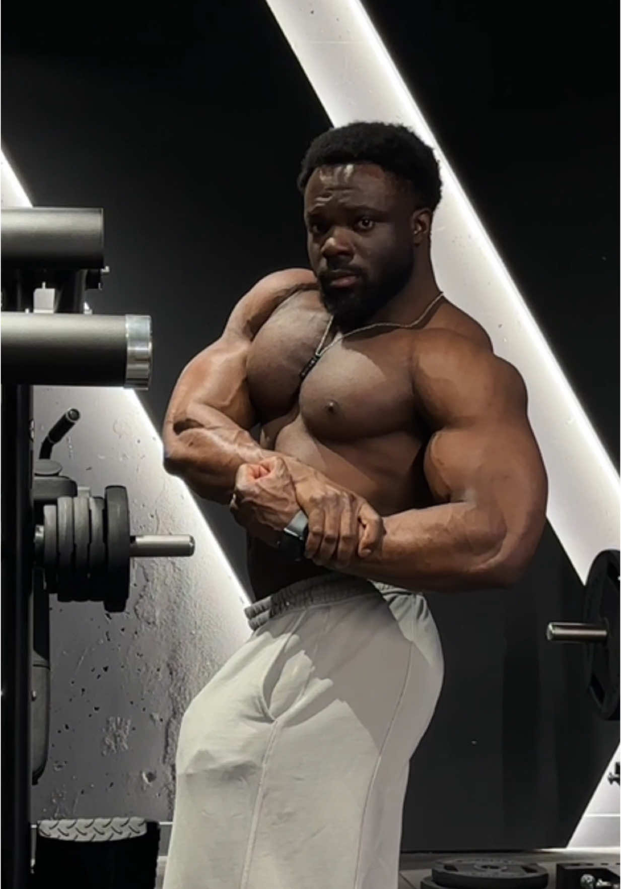 Session pecs activée 💥 Les exos préférés de Rodrigue + ses p’tits secrets pour vraiment faire le taf sur le haut du buste 💪 Go tester ça et me dire si tu valides 🔥 #SupersetNutrition #TeamSSN #RodrigueMakeIt #ChestDay #PecsPump #WorkoutRoutine #FitnessMotivation #ComplémentsAlimentaires