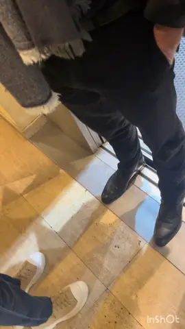 Encore une altercation avec un islamophobe, et cette fois-ci sur mon lieu de travail… Je suis infirmière à domicile. Alors que je me rendais chez l’un de mes patients, un homme est sorti de l’ascenseur en me prenant à partie, car il considérait ma tenue comme étant un voile intégral, alors que je portais simplement un voile et un masque chirurgical afin de protéger mes patients, mon entourage et moi-même de tout risque de contamination. Il jugeait ma tenue trop « radicale », « salafiste » et « contraire aux lois de la République »… Heureusement que mon étudiante était là, car il voulait s’en prendre à moi physiquement, sous l’œil de la gardienne qui était témoin de la scène. Elle n’a pas décroché un mot, et elle s’est même permis de donner le nom du patient chez qui j’allais. Ce genre de comportement est intolérable en 2025 ! Je ne laisse plus rien passer… Merci encore aux « médias » de faire monter le climat d’islamophobie en France. #Islamophobie #agression #stop 
