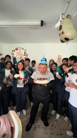 Feliz vida Herbersito!  Tratamos de devolverle un poquito de todo el amor que nos da. Gracias por ser nuestro compañero y guía en el cierre de esta linda etapa que es nuestra secundaria. Lo queremos y adoramos con todos nuestros corazones, las palabras no son suficientes para usted que nos impulsa a ser mejores cada día y a sanado las heridas de muchos de nosotros con sus palabras y sus abrazos. No solo es un gran docente con vocación y amor por su trabajo, es un gran ser humano, todos vemos eso en usted, gracias por tanto y perdónenos por tan poquito. #promo #graduacion #cumpleaños #trujillo #integralclass #peru #prof #tutor #nouvellevie #fyp #paratiiiiiiiiiiiiiiiiiiiiiiiiiiiiiii #foryoupage #xzyabc 