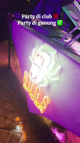 Party di club sudah biasa,, palagi di beach club. Tapi kalo party di gunung dmna lagi kalo bukan di #bugscaffetamandayu  #bugscafe #bugscafepandaan #bugscafe #bugscafethespider #surabayahitz #surabayaterkini #malanghits🔥💯 