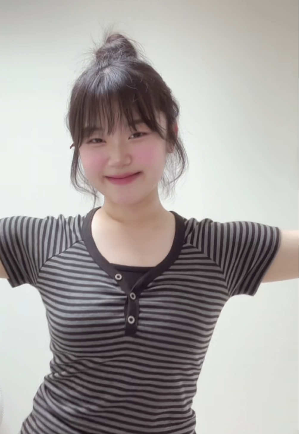 바를수록 하얘지는 피부톤💫 기미+주근깨+잡티+색소침착까지 올케어되는 라벨영 쇼킹77솔루션 화이트닝 앰플❗️깊고 쫀득한 제형으로 피부에 밀착되어 산뜻하게 마무리되고, 자연유래 성분으로 민감성 피부도 안심 사용 가능합니다🌿💚 #라벨영 #labelyoung #koreancosmetics #쇼킹77솔루션화이트닝앰플 #미백앰플 #미백화장품 #피부하얘지는법 #기미잡티제거 #에이블리뷰티템