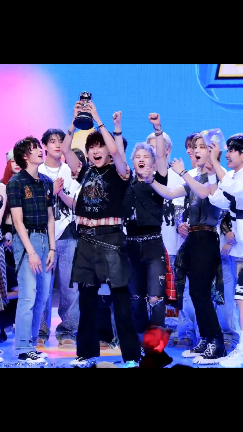 we made it onedoor 😭😭🎊#BOYNEXTDOOR #보이넥스트도어  #kpopfyp #sungho #leehan #woonhak #taesan #jaehyun #onedoor  #riwoo #fyp #mcountdown #ifeegood1stwin #ogenre #bonedo 