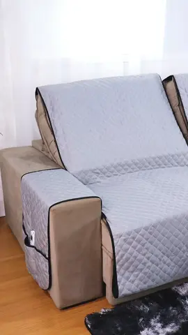 Capa Protetora de Sofá Retrátil Assento Dupla Face  Renove o visual do seu sofá sem gastar muito! Nossa capa dupla face é prática, estilosa e protege seu retrátil com muito charme. Fácil de lavar e perfeita pra quem tem pets ou crianças! Hashtags: #CapaDeSofá #DuplaFace #SofáProtegido #DicaDeCasa #AchadinhosDoLar #DecoraçãoCriativa #CasaEstilosa #PetFriendly #TikTokCasa #MagazineAfeleny