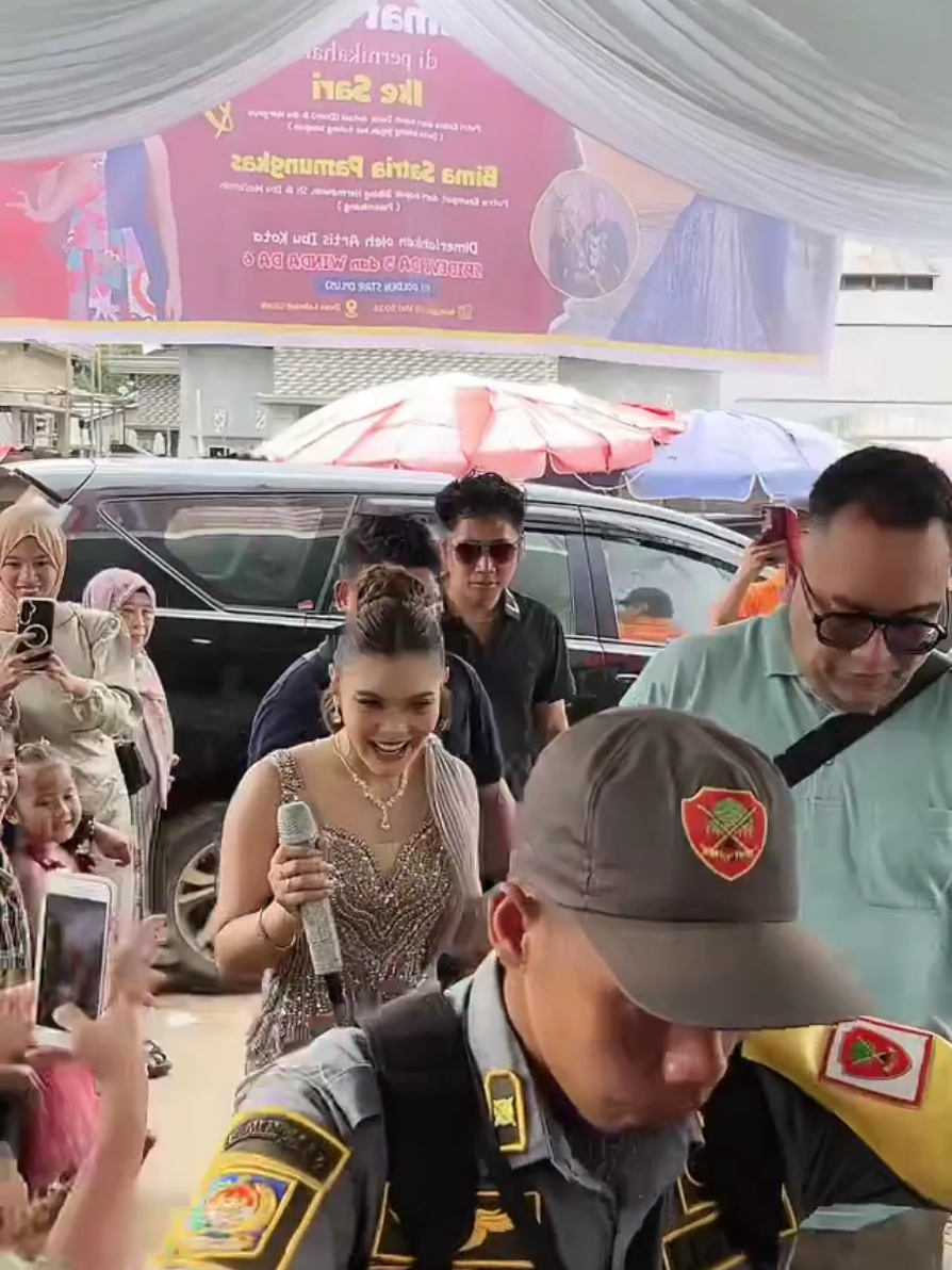MOMENT SRIDEVI MASUK KEPANGGUNG,  DI PERNIKAHAN adik kami @ikkesr22 @bimskuy_78  💖💖