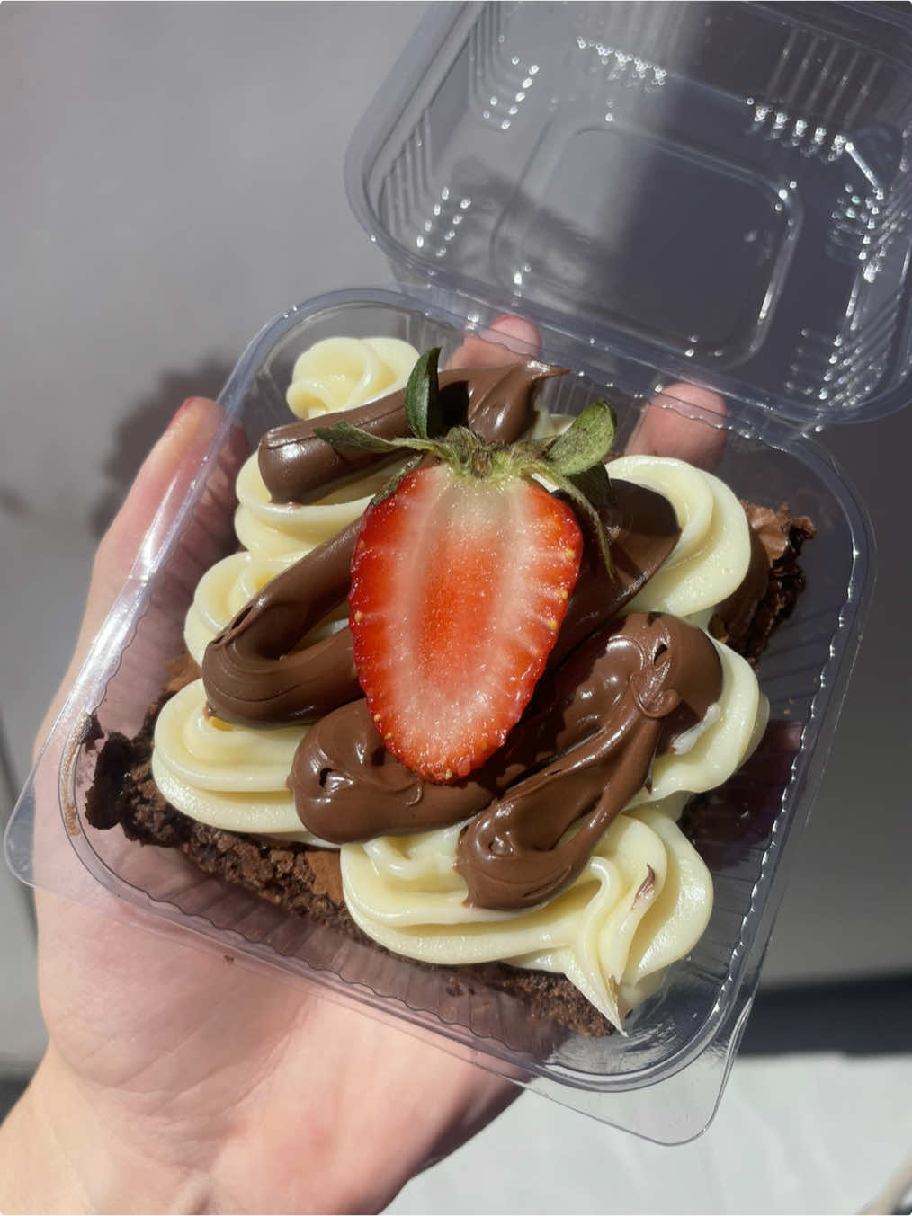 Quadradinho de brownie 🍓🤎 #brownies #morango #doce #doces #quadradinho 