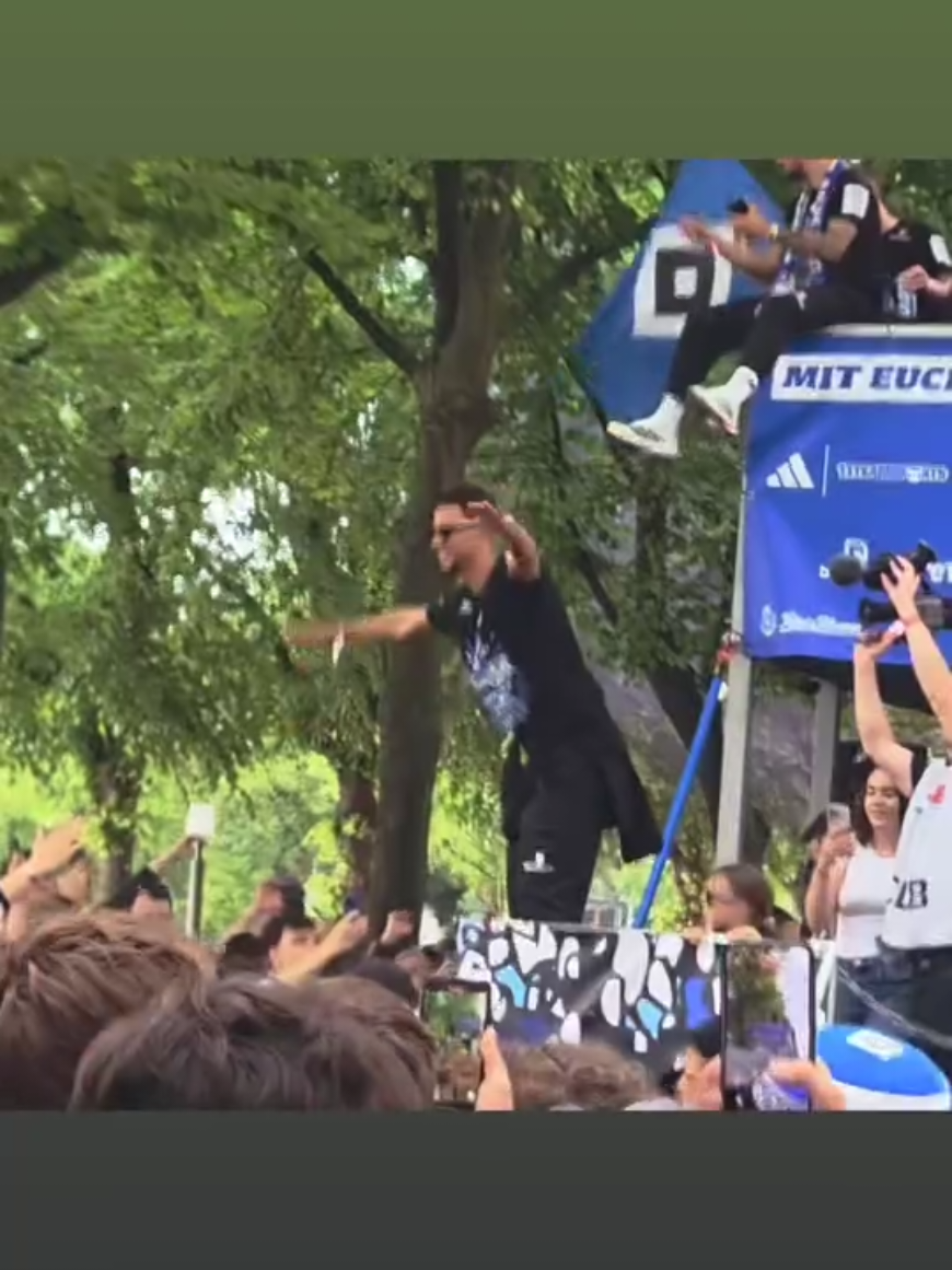 😂💙 #foryou #hsv #nurderhsv #hamburgersv #unsuwe #freevuskovic #wirsindderhsv #schwarzweißblau #aufstiegsfeier #jungfernstieg #robertglatzel #ludovitreis #königsdörffer #ottostange #davieselke #jeanlucdompe #merlinpolzin #hsvfans 