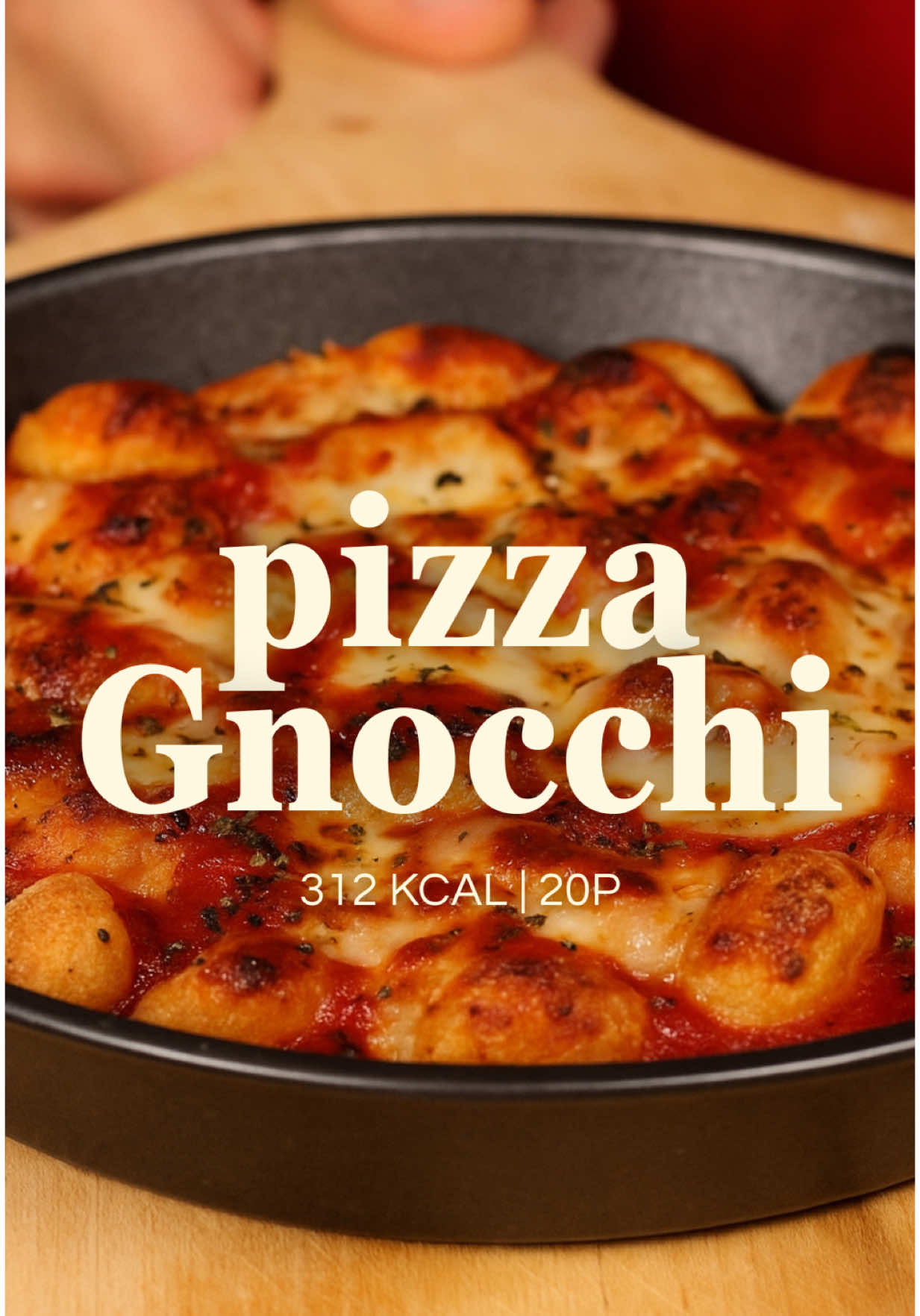 Essai N°1 : Gnocch’izza? pizza’cchi? Gnocchi-Pizza? Bref, c’était dément! Mais faut encore creuser la chose... Alors hésite pas à m’écrire tes idées en commentaire ✌🏻 📊 Valeurs nutritionnelles pour 1 « pizza » : ⚡️ 312 kcal | 🥩 19,5P | 🥔 31,5G | 🥑 11L 📋 Ingrédients : * 100 g de gnocchi nature (ici Migros v-love) * 20 g de parmesan râpé * 40 g de mozzarella high protein (ici Migros Oh!) * 60 g de pulpe de tomates (ici Mutti) * ½ c. à café d’huile d’olive (ici en spray) * Herbes italiennes, gros sel, poivre 👨🏻‍🍳 Préparation : 1️⃣ Fais rôtir les gnocchi au air fryer à 240°C pendant 10 min, avec un pschitt d’huile d’olive (ou ½ c. à café) 👉🏼 Four chaleur tournante : 15–18 min à 230°C, en les retournant à mi-cuisson. 2️⃣ Tapisse le fond d’un petit moule rond (18–20 cm) avec 20 g de parmesan râpé 3️⃣ Dépose les gnocchi rôtis dessus. Ajoute la pulpe de tomates, la mozzarella, les herbes italiennes et une pincée de gros sel et de poivre 4️⃣ Remets au four ou air fryer à 240°C pendant 4–5 min, jusqu’à ce que le tout soit gratiné. 👉🏼 Four : 6–8 min à 230°C, grill activé en fin de cuisson. 5️⃣ déguste directement ou ajoute un filet de sauce pesto crémeuse maison (recette dispo demain) BON APP’ les Lukum 🫶🏼 #recettefacile #gnocchi #pizza #pizzatime #pizzafit #recettehealthy #recetterapide #perdredupoids #recettesimple #pertedepoids #mangersain #cuisinesaine #cuisinemaison #foodhacks #hack #astucecuisine #idee 