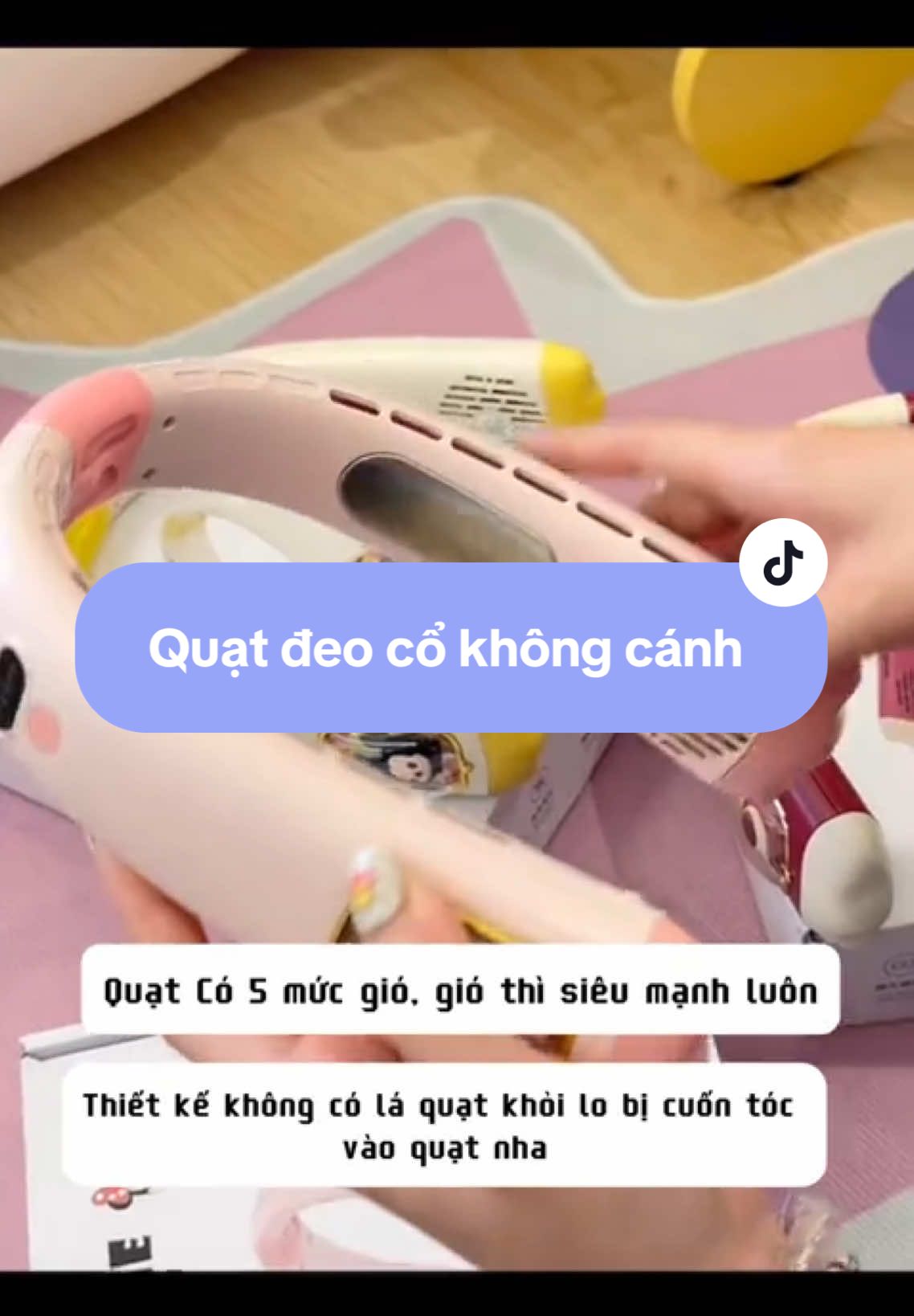 Quạt đeo cổ gấu dâu siêu dễ thương. Không cánh. Dễ mang theo, tiện lợi khi đi dạo ngoài trời. Mùa hè chẳng sợ nóng khi ra ngoài nữa #quatdeoco #quatdeocogaudau #meohay365 