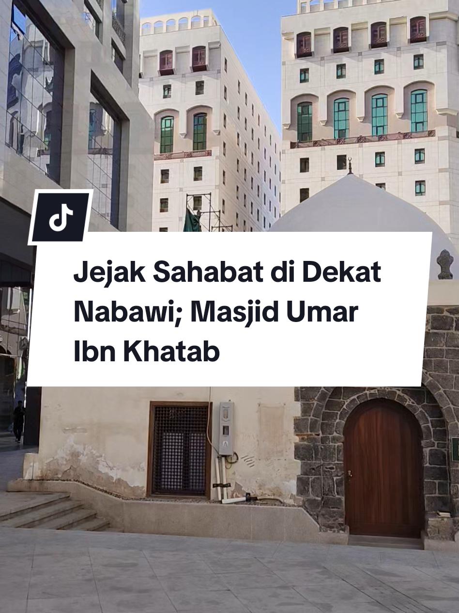 Tak jauh dari Masjid Nabawi, berdiri masjid yang dinamai salah satu sahabat terdekat Rasulullah: Umar bin Khattab. Masjid kecil yang tenang, namun menyimpan aura besar dari sosok pemimpin adil nan tegas. Di antara langkah-langkah jemaah yang hilir-mudik, masjid ini menjadi tempat singgah bagi mereka yang ingin meresapi jejak sejarah dan menenangkan jiwa. Mari sejenak mampir, duduk, dan berdoa—di tempat yang penuh keberkahan ini. #MasjidUmarBinKhattab #JejakSahabat #MadinahBerkah #DekatNabawi #Haji2025 #Umrah1446H #WisataRohani #JejakIslam #MadinahMoments #MasjidBersejarah