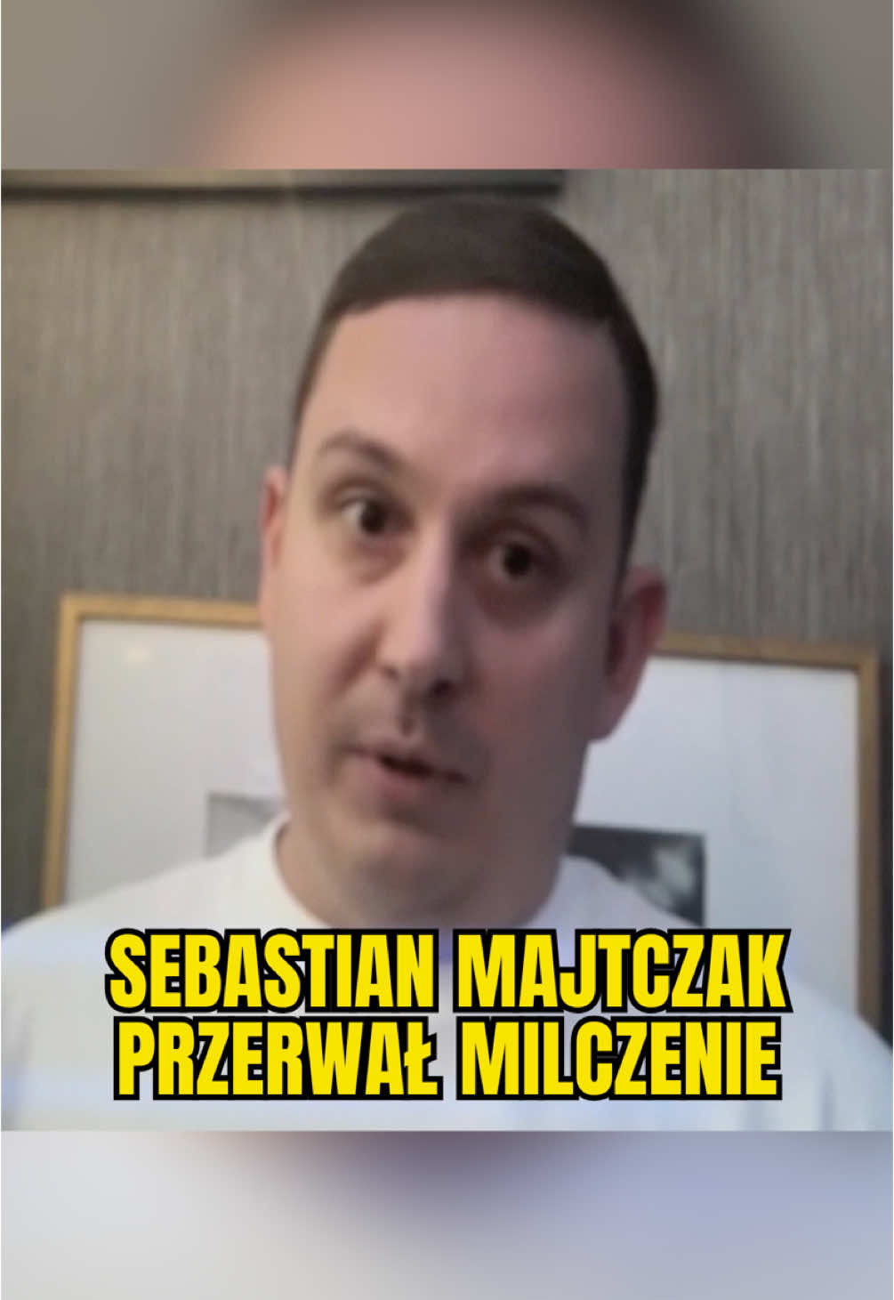 Sebastian Majtczak, podejrzany przez śledczych o spowodowanie tra gicznego wypadku na autostradzie A1, przerwał milczenie. Zdaniem prokuratury mężczyzna jadąc z ogromną prędkością miał doprowadzić do zderzenia ze skodą, którą podróżowała 3-osobowa rodzina z małym dzieckiem - wszyscy zginęli w płonącym samochodzie. Majtczak udzielił wywiadu Zbigniewowi Stonodze, dzięki któremu możemy zaprezentować Wam fragmenty wypowiedzi poszukiwanego mężczyzny.  Przypomnijmy za Sebastianem Majtczakiem wydano m.in. list gończy oraz czerwoną notę Interpolu, skutkiem czego mężczyznę zatrzymano w Dubaju. Wiadomo już, że po uprawomocnieniu wyroku sądu Zjednoczonych Emiratów Arabskich, tamtejszy minister sprawiedliwości wydał zgodę na ekstradycję poszukiwanego do Polski. Na tę chwilę Majtczak jest jednak na wolności a jak słychać nieoficjalnie, może aktualnie przebywać w Iraku. #sebastianmajtczak #polska #policja #autostradaa1 #piratdrogowy #piracidrogowi