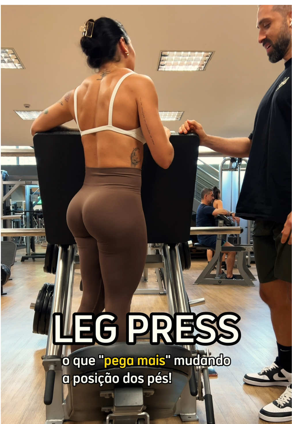Toque aqui para seguir ☝🏼 Sabia que variar a posição dos pés na plataforma do #LegPress pode mudar a ÊNFASE no grupamento muscular que você quer trabalhar mais? @Ingrid Pessano . É como no agachamento, que vai sempre trabalhar quadríceps e glúteo mas variando a sua base, você gradativamente muda a ênfase no grupamento muscular “atingido”. . #academia #gym #musculacaofeminina #mulheresquetreinam #treinofeminino #dicasdetreino #musculação 