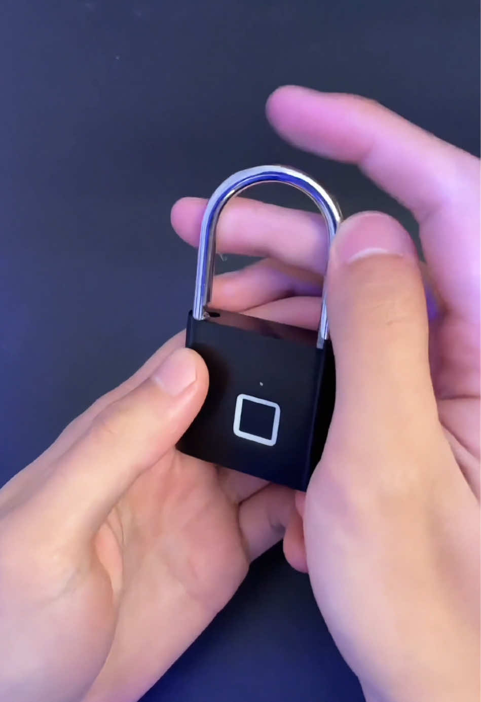 Easy to open the padlock with your fingerprint😏#gadgets #coolstuff #coolgadgets #product #shopping #amazonfinds #favoritefinds #LearnOnTikTok #tiktokmademebuyit #fyp 