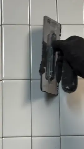 El microcemento negro mate en cocina y baño crea un ambiente sofisticado y contemporáneo. En la cocina, este acabado ofrece una superficie continua y fácil de limpiar, ideal para encimeras, paredes o suelos. Su tonalidad oscura y mate absorbe la luz, aportando profundidad y una estética minimalista. Combinado con electrodomésticos de acero inoxidable o elementos de madera clara, se logra un contraste elegante y moderno. Para el baño, el microcemento negro mate genera una sensación de lujo y serenidad. Se integra a la perfección con la bañera negra de fondo blanco, realzando su diseño. Las luces cálidas son un complemento ideal, ya que suavizan el impacto del negro, creando un ambiente acogedor y relajante, resaltando las texturas y evitando que el espacio se sienta frío o demasiado oscuro. 🛀 ✨  #microcemento #diseñodeinteriores #cocinasmodernas #bañosdediseño #revestimientos #decoraciondeinteriores #estilominimalista #renovacion #superficiescontinuas #hogarmoderno #fyp #tiktok #foryou #trending