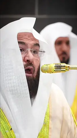 التفسير الميسر : وأذن في الناس بالحج يأتوك رجالا وعلى كل وأعلِمْ- يا إبراهيم- الناس بوجوب الحج عليهم يأتوك على مختلف أحوالهم مشاةً وركبانًا على كل ضامر من الإبل، وهو: (الخفيف اللحم من السَّيْر والأعمال لا من الهُزال)، يأتين من كل طريق بعيد؛ ليحضروا منافع لهم من: مغفرة ذنوبهم، وثواب أداء نسكهم وطاعتهم، وتكَسُّبِهم في تجاراتهم، وغير ذلك؛ وليذكروا اسم الله على ذَبْح ما يتقربون به من الإبل والبقر والغنم في أيام معيَّنة هي: عاشر ذي الحجة وثلاثة أيام بعده؛ شكرًا لله على نعمه، وهم مأمورون أن يأكلوا مِن هذه الذبائح استحبابًا، ويُطعموا منها الفقير الذي اشتد فقره. #سورة_الحج #الشيخ_عبدالرحمن_السديس 