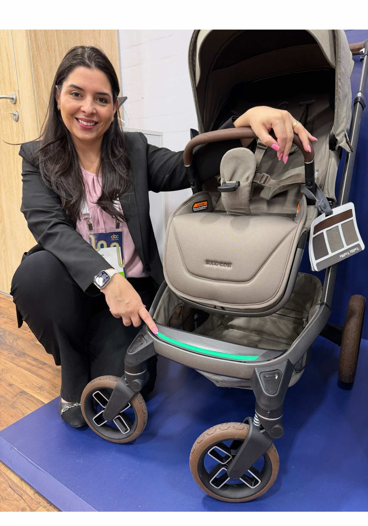 Meet the new Fame stroller from Maxi-Cosi with the most technological features in the market, lights up front, back and in the basket controlled by the Maxi-Cosi app and the battery also charges your phone! Amazing right?! It’s coming October 2025!💕 #newproduct #newproductlaunch #macrobaby #theabckidsexpo #theabckids2025 #abckids2025 #babystrollee #maxicosistroller #famestroller 