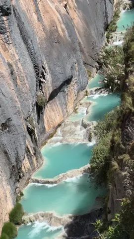 “En el corazón de Ayacucho, encontramos un rincón donde el agua se pinta de turquesa… y el tiempo se detiene: Millpu.”  “Si alguna vez soñaste con escapar a un paraíso escondido… este es el lugar. Juntos, hasta donde el cielo toca el agua.” #aguasturquesas #millpu #ayacucho #perú #travel #naturaleza #nature #perútravel #travelphotography 