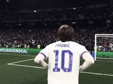 لوكا مودريتش، هو الحكاية التي كُتبت بالحكمة، لا بالضجيج. هو اللاعب الذي أثبت أن العظمة لا تحتاج إلى عضلات مفتولة، ولا إلى صخب الإعلام… بل إلى عقل يسبق اللحظة، وقلب ينبض بنبض اللعبة. في زمنٍ أصبح الصراخ فيه عنوانًا للتألق، جاء هو بصمته، وأثبت أن الهدوء لغة الكبار. تسلّل إلى قلوب عشّاق الكرة، لا عبر الأهداف، بل عبر لمساتٍ تشبه السحر، وتمريراتٍ تُشبه الشعر، وتحكمٍ في إيقاع المباراة كما يتحكم القائد في نَفَس الجند #realmadrid #modric 