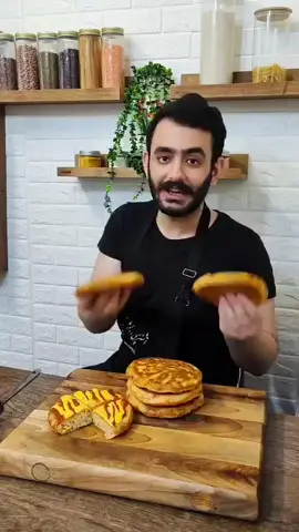 پیتزا بدون فر 🍕 😍 . سه سوته ترین پیتزای ممکن رو آوردم البته نون پیتزا هم میشه . دیگه آسون تر ازین نداریم 😁 @hasaani.delish @hassani.delish . اینارو می‌خوایم 👇  آرد ۴ پیمانه ( ۶۰۰ گرم ) آب ۳ پیمانه ( ۶۰۰ میلی لیتر ) روغن مایع نصف لیوان  مخمر ۱ ق.غ سر پُر  نمک نصف ق.غ  شکر ۱ ق.غ هرچیزی‌که میخواید میتونید داخلش اضافه کنید من ژامبون و ذرت و فلفل دلمه زدم  پودر پاپریکا ۱ ق.غ  پودر آویشن ۱ ق.غ  فلفل قرمز نصف ق.چ نمک به مقدار لازم  . اگر دوستش داشتید حمایت یادتون نره 😉  . حسنی هستم 👨‍🍳 اگر براتون سوالی پیش اومد حتما بپرسید  در توانم باشه پاسخ میدم  @hassani.delish @hassani.delish . #پیتزا #پیتزا_خونگی #آشپزی #نان 
