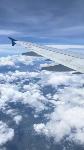 Bầu trời đẹp nhất khi nhìn qua cửa máy bay 😊😊 Mình quay đúng lúc đẹp quá ta #sky  #vna  #hcm