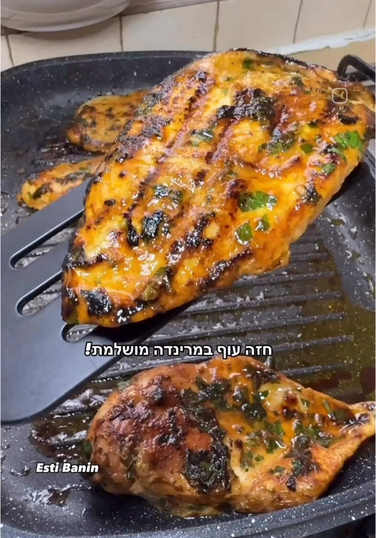 מתכון לחזה עוף במרינדה מושלמת :( מתאים לתיבול פרגיות ) 500-700 גרם חזה עוף פרוס  2 כפות דבש  2 כפות סויה  3-4 שיני שום כתושות כפית פפריקה מתוקה כפית תבלין גריל עוף / פרגיות  1/2 כפית פלפל שחור  1/2 כפות מלח  3 כפות שמן זית / קנולה  חופן פטרוזיליה קצוצה  אופן ההכנה: -בקערת חזה העוף לשים את כל מרכיבי המרינדה ולערבב היטב. ( ממליצה לשים במקרר 30 דקות ) -לחמם את המחבת עם מעט שמן ולטגן על אש גבוה 2-3 דקות מכל צד .  עד לקבלת צבע חום זהוב ויפה . ממליצה להכין תוספת של אורז בצד . בתאבון . #מתכונים #מתכוניםמהירים #מתכון #חזהעוף #מרינדהלחזהעוף #מתכוןקל #בריאות #חזהעוףעלהפלנצ׳ה #מתכוןבריא 