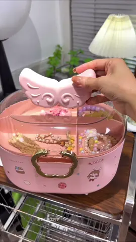 Sắm ngay hộp đựng phụ kiện tóc này cho công chúa nhỏ nhà bạn. Nó có thể chứa được rất nhiều thứ! Những chiếc kẹp tóc, dây buộc tóc thường nằm rải rác khắp nơi có thể được cất gọn gàng, ngăn nắp và bạn có thể tìm thấy phụ kiện tóc phù hợp chỉ trong vài phút. Thiết kế lưu trữ hai lớp, tốt nhất về cả vẻ ngoài lẫn độ bền!! #hopdungphukien #tienich #giadungphongngu #creatorsearchinsights #thietthuc #jizonguyen 