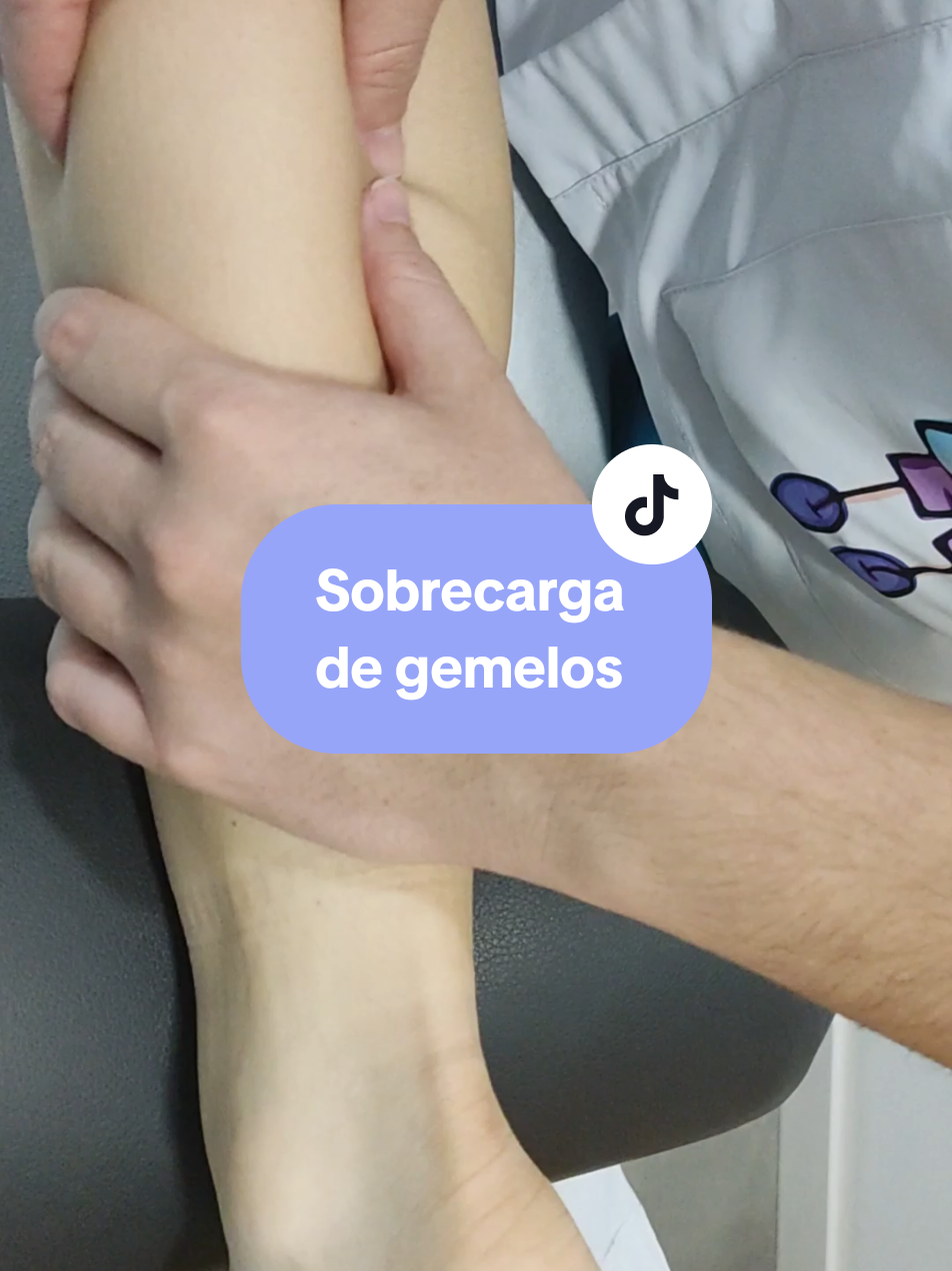 La sobrecarga en los gemelos es un problema común en deportistas, personas que caminan mucho, usan calzado inadecuado o para quienes pasan muchas horas de pie. ¿Por qué ocurre? ✅ Exceso de actividad sin el descanso o estiramiento adecuado. ✅ Deshidratación o deficiencia de minerales como el magnesio y el potasio. ✅ Acortamiento muscular debido a la falta de movilidad o estiramiento. ✅ Mala pisada o calzado inadecuado que altera la biomecánica de la marcha. ¿Por qué es importante liberar la tensión en los gemelos? 🔹 Evita contracturas y previene lesiones como la fascitis plantar o la tendinitis. 🔹 Mejora la circulación sanguínea y reduce la fatiga muscular. 🔹 Aumenta la flexibilidad y la movilidad de la pierna, mejorando el rendimiento deportivo. En #LAE podemos ayudarte a través de terapia manual, estiramientos guiados, masaje descontracturante y ejercicios específicos, a relajar esos gemelos y prevenir lesiones. 📩 Agenda tu sesión y dale a tus piernas el descanso que necesitan: 📞 922355427  💬 610 92 95 51 📍Calle San Agustín, 43,  Edif. Tigaray, Los Realejos ➡️Comparte con tus amigos y familiares  #Fisioterapia #SaludMuscular #GemelosCargados #RecuperaciónMuscular #PrevenciónDeLesiones #CuidadoDelCuerpo #sobrecargadegemelos #dolorenlosgemelos