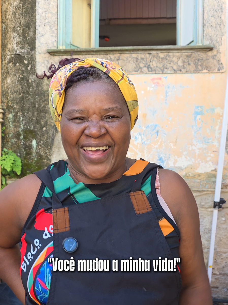 Que encontro emocionante com a Tia Cida! ❤️🥰 Localizado no bairro da Glória, o Quilombo é ocupado pelas famílias Ferreira e Diniz desde os anos 50. É um espaço cheio de história e tradição, onde, toda sexta-feira, é servida a maravilhosa feijoada da Tia Cida que custa R$ 35 e R$ 45 - vale demais (a partir das 12h)! No local também tem roda de samba e opções de cervejas geladíssimas e caipirinhas deliciosas!👏🏻 📍Rua Cândido Mendes, 320 - Glória - RJ ✨️Nada é por acaso! Vida longa ao quilombo e a Tia Cida! Look: @veranomodacarioca Colar: @mariaflor.atellie Bolsa: @aaimbiriba #LuVaiPraOnde #FeijoadaDaTiaCida #GloriaRJ #dicasdorio #ondeirnorio #quilombo #feijoadaraiz #gloriarj #oquefazernorio #riodejaneiro 