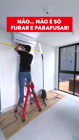 Muita gente acha que instalar ar-condicionado é só furar e parafusar… Mas a verdade é que um detalhe errado — uma distância fora do padrão, um dreno sem queda, ou uma pré-instalação mal feita — pode virar vazamento, gotejamento, mofo e dor de cabeça. Padrão não é frescura. É o que separa o profissional… do amador.