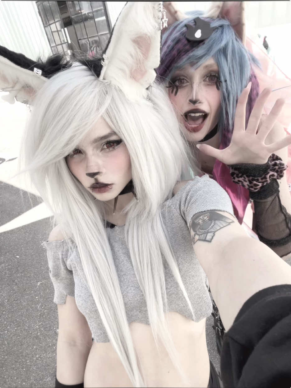 This trend with Loona & QueenBee? PERFECT 💘🖤  @gerta ♤ is QueenBee  #helluvaboss #helluvabosscosplay #beezlebub #queenbeecosplay #loonacosplay #loona #hellaverse #hellaversecosplay #hazbinhotel #blitz #stolas 