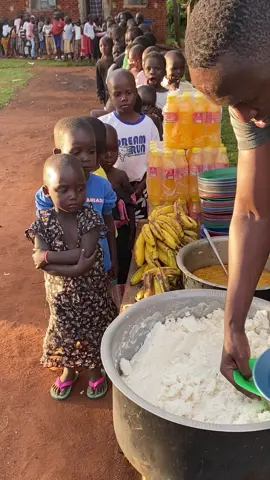 Every child deserves to be loved and cared for, link in bio to donate for orphan children🙏. #feeding #children #hunger #africa #Love 