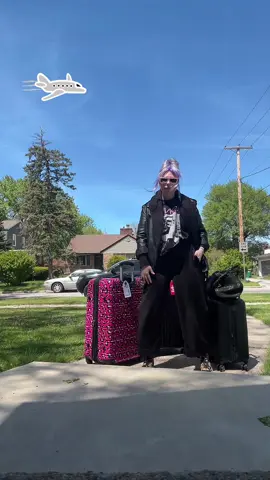 Travel outfit! I’m the kind of girl that matches the luggage even thoes it’s getting checked…. #OOTD #wiwt #traveloutfit #casual #comfycute #comfycuteoutfit 