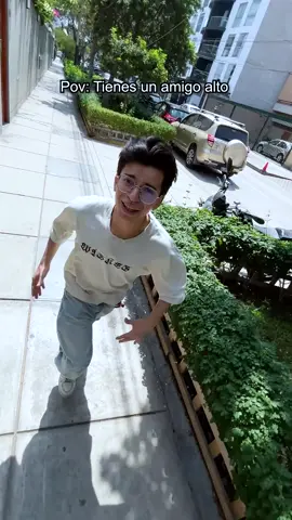 Es que por qué corren 😭 #amigo #alto #humor #peru #mcdonaldsperu