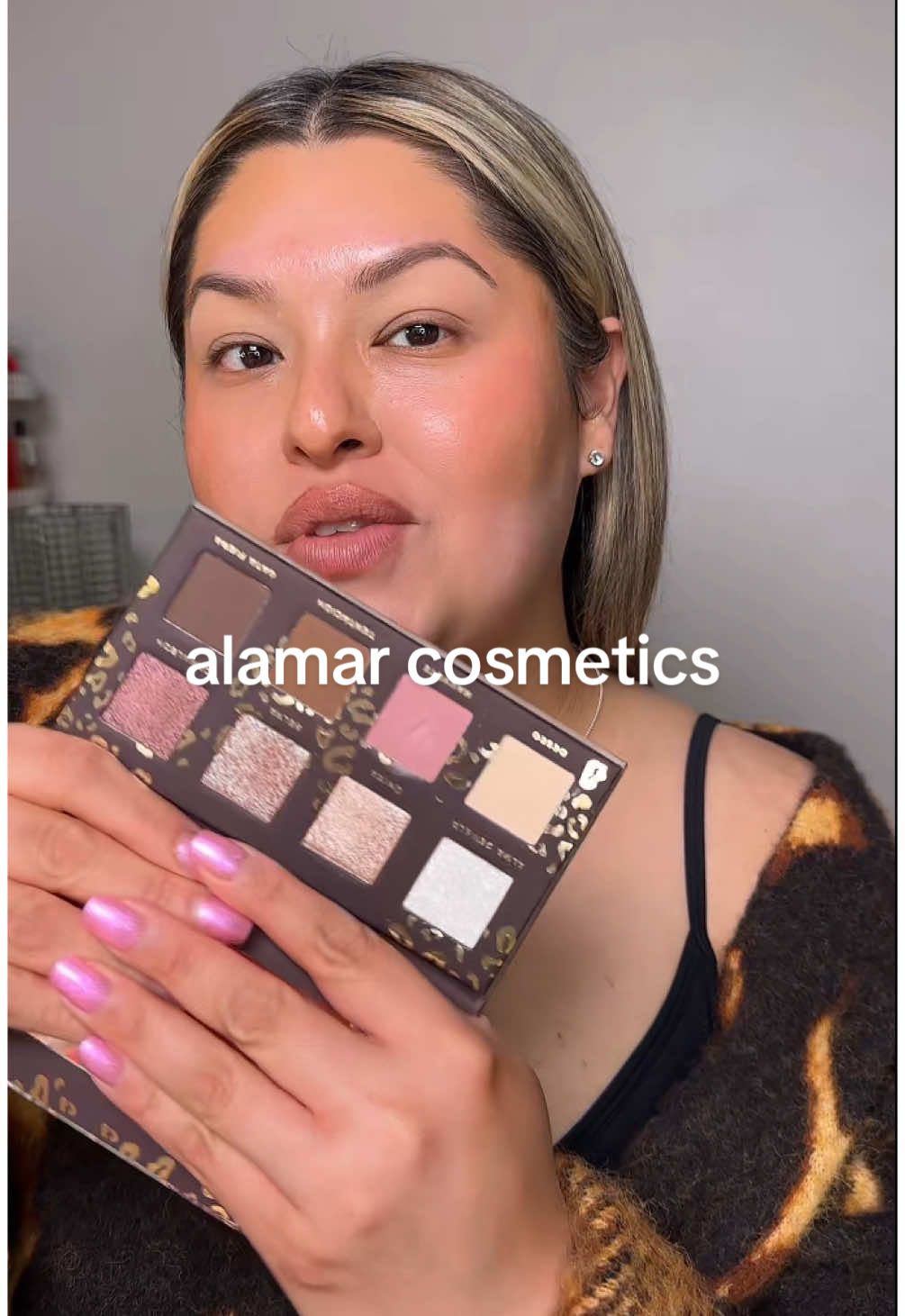 Easy eyeshadow using @Alamar Cosmetics desnudas eyeshadow palette #eyeshadow #alamarcosmetics #fyp #indieband #SmallBusiness #eyeshadowtutorial 